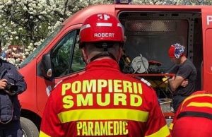 UPDATE: Accident în Câmpulung. O mașină a intrat într-un stâlp de telecomunicații Foto (descriptiv): SMURD)