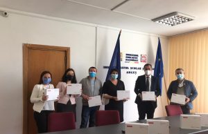 Zeci de tablete performante, donate de DACIA unor școli din Argeș