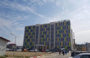 Echipa de medici specialiști de la Spitalul Orășenesc Mioveni continuă să se mărească. Doi medici noi implementează, cu succes, toate metodele și tehnicile medicale învățate în străinătate