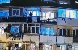 VIDEO După ce a fost filmată de trei ori în timp ce arunca gunoiul pe geam, o familie dintr-un bloc social din Piteşti e somată să părăsească locuinţa