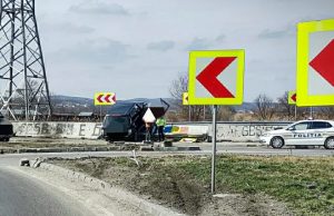 Un pensionar a ajuns cu mașina pe parapet, la ieșirea de pe A1