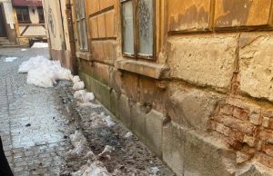 Amendați cu 5.000 de lei pentru că și-au lăsat clădirile în paragină