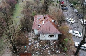 Focar de infecție lângă un loc de joacă. Primăria, sesizată online