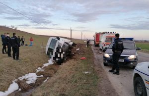 Cinci oameni au fost răniți după ce un microbuz și un autoturism s-au izbit în Buzoeşti. Unul dintre șoferi era băut