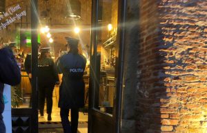 „Răzbunare pentru ajutorul dat justiției” și alte două infracțiuni l-au băgat în arest pe un bărbat pus pe bătaie, într-un local din Argeș