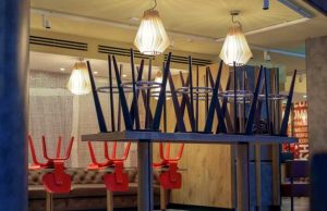 Restaurantele și barurile care sunt amendate de trei ori pentru încălcarea restricțiilor vor avea activitatea suspendată