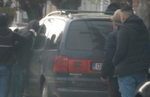 Polițiștii au reținut o persoană în dosarul privind mansardarea ilegală a unui bloc din Pitești