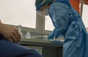 ARGEȘ: 44 de noi infectări cu Sars-CoV-2. Situația vaccinărilor și a localităților cu incidență de scenariu roșu