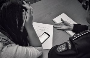 Femeie bătută în scara blocului, în Pitești. Ce s-a întâmplat cu agresorul Foto: Facebook Poliția Română