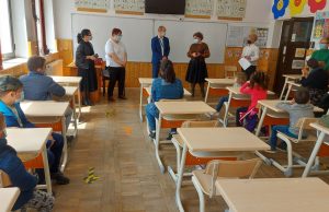 Calculatoare și laptopuri, donate de Plastic Omnium România, cu sprijinul prof. Sebastian Florescu, unor copii proveniți din familii numeroase