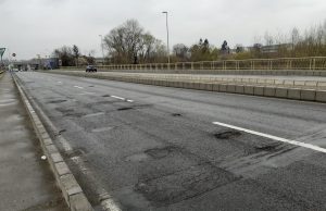 Podul modernizat cu bani europeni care arată ca după bombardament. Primăria Pitești a renunțat la suma de 1,26 milioane de lei cerută constructorului în instanță