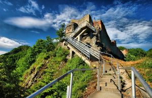 Consolidarea Cetății Poenari, un proiect care trebuia finalizat anul trecut, nici n-a început. Cum sunt ținuți urșii departe de turiștii care urcă la fortăreața lui Țepeș