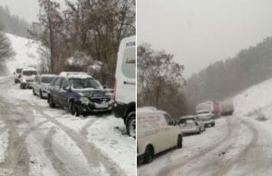 VIDEO: Trafic rutier de coșmar pe DN 73, în zona Rucăr – Bran. Zăpada a creat blocaje la Mateiaș