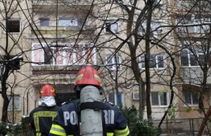 UPDATE: Femeie blocată pe balcon. Înăuntru, un copil mic