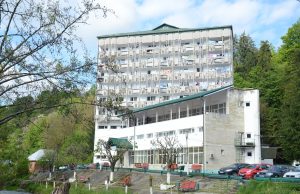 Cum își reduce la jumătate cheltuielile cu energia un spital de recuperare vechi de 46 de ani care în trecut revigora mica stațiune balneară Brădet