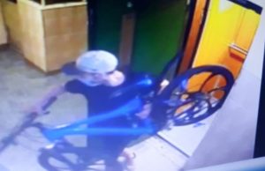 „Uite-l! Iese din bloc! Are două biciclete! Sigur el este!”. Scena reținerii hoțului ghinionist