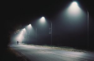 Se modernizează sistemul de iluminat public din Comuna Poiana Lacului