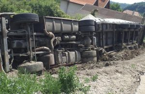 TIR răsturnat la ieşirea de pe A1