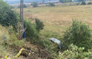 UPDATE: Accident în Piscani. Cum a ajus o mașină într-un stâlp