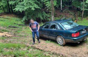 VIDEO: Patru băieți împotmoliți cu mașina la Arefu, scoși din noroaie de pompieri