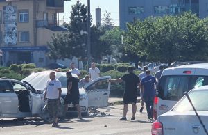 UPDATE: Un BMW a făcut praf 3 taxiuri