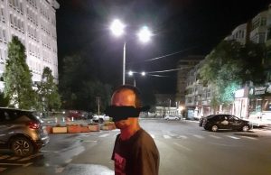 Un bărbat cu probleme psihice și-a făcut de cap pe străzile din Pitești. Cum le agresa pe femei
