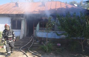 Un chiriaș a dat foc casei în care locuia. Înăuntru erau patru butelii