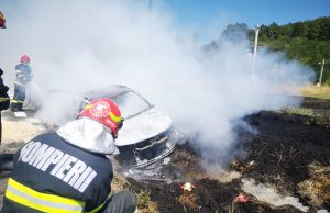 VIDEO: O mașină a luat foc după un accident lângă o stație Peco din Drăganu. Două persoane se aflau în interior