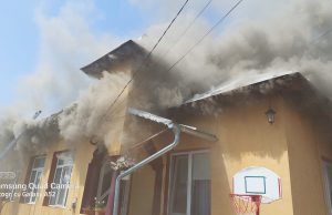 VIDEO: Incendiu la o casă din comuna Bradu. Intervin pompierii și SMURD