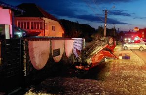 O bătrână a murit într-o mașină care s-a răsturnat și a luat foc pe DN73. Alte două persoane au ajuns la spital