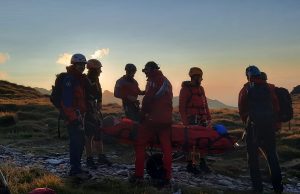 UPDATE: 12 salvamontişti din Argeş şi Sibiu au salvat un turist belgian rănit în Munţii Făgăraş