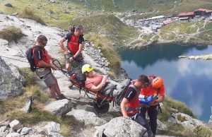 VIDEO: Turistă accidentată, coborâtă de salvamontiști cu targa de la Şaua Capra din Munţii Făgăraş