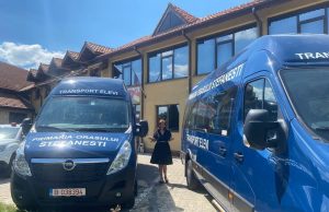 Primăria Ștefănești, luată prin surprindere de începerea școlii. Angajează un singur șofer pentru cele două microbuze școlare și pune concursul după începerea școlii