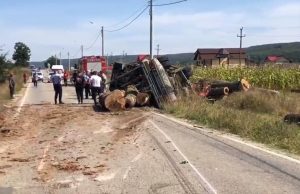VIDEO: Femeie grav rănită, după ce un camion cu lemne s-a răsturnat. Cum s-a întâmplat accidentul