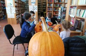De ce puștii din Topoloveni nu se plictisesc în vacanța forțată. Creativitate la Biblioteca Orășenească