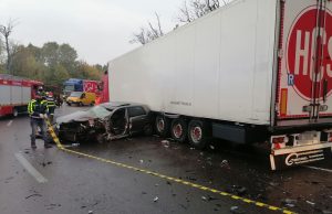 Victime scoase prin descarcerare dintr-o maşină care s-a făcut praf într-o coliziune cu un TIR, pe DN7