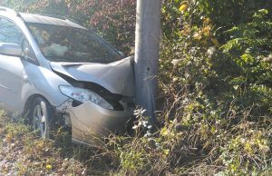 Un copil de 4 ani a ajuns la spital după ce mașina în care se afla a intrat într-un stâlp, pe DN 7C