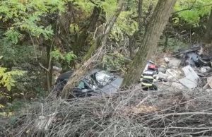 VIDEO: O mamă și un copil s-au prăbușit cu mașina într-o râpă adâncă de 10 metri