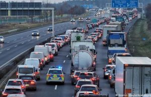 Doi vârstnici accidentați pe o autostradă din Germania au fost salvați de un şofer de camion român