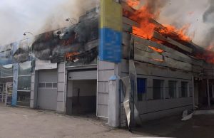 VIDEO: Service auto, în flăcări. În clădire se află şi o secţie de vopsitorie
