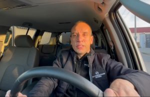 Campionul național la raliu Vali Porcișteanu, imaginea campaniei de vaccinare la centrul de tip drive-through