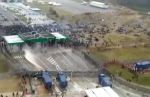Migranții au luat cu asalt punctul de frontieră Bruzgi-Kuznica. Polonezii folosesc tunurile cu apă