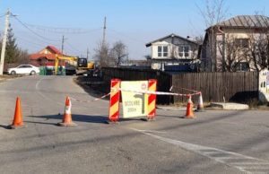 Trafic rutier deviat pe o stradă din Bradu
