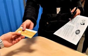 În atenția cetățenilor orașului Topoloveni: Persoanele care s-au vaccinat își pot ridica tichetele de masă individuale de 100 de lei Foto Facebook Primăria Orașuui Topoloveni