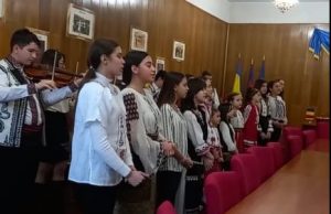 Deschide ușa, creștine! Primăria Topoloveni a primit colindători VIDEO