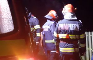 VIDEO Accident grav în Argeș. Un șofer a murit după ce a izbit cu mașina un gard și un stâlp de beton, pe care l-a rupt