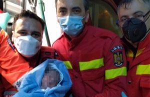 Un bebeluș n-a mai avut răbdare ca mama sa să ajungă la spital și a venit pe lume în ambulanța SMURD