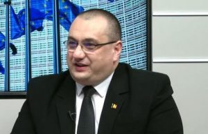 Cristian Terheș și-a făcut numărul la Bruxelles, în fața unei mulțimi care flutura tricolorul României și pancarte în franceză împotriva vaccinării obligatorii