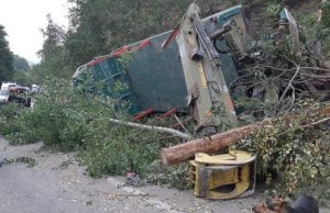 ARGEȘ: Un tir cu lemne s-a răsturnat și a avariat o conductă de gaze Foto descriptiv: Gorj 24