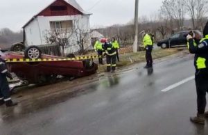 O mașină s-a răsturnat după ce a acroșat o femeie, pieton. Două persoane au ajuns la spital Foto/video: ISU Argeș